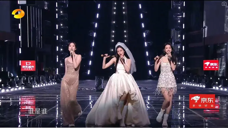 喬欣（左起）和張天愛去年底在跨年晚會同台表演，右為孫怡。翻攝湖南衛視跨年晚會微博