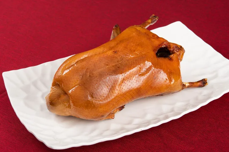 JR東日本大飯店台北 凱華樓中華料理2024春夏旅展推出招牌料理-黃袍北京烤鴨，爐烤後外表有如披上黃袍般的油光發亮，一鴨三吃優惠券2580元。業者提供