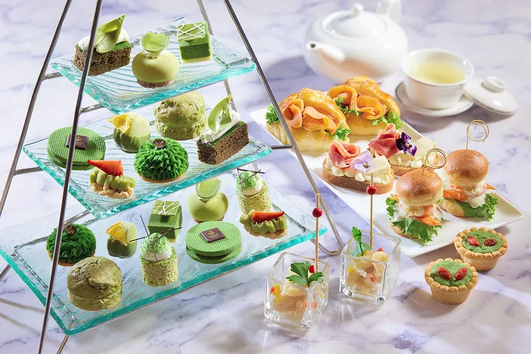 位於JR東日本大飯店台北PLATFORM月台町2024春夏旅展推出每季更換主題的下午茶有11項甜、鹹點組合含咖啡或茶，「平日下午茶套餐」餐券優惠價1250元 。業者提供