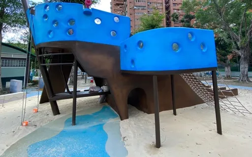 新莊龍鳳公園小孩玩沙變「鏟狗屎」　家長崩潰求助「拜託換沙」