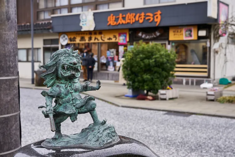 水木茂大道上有多達177座《鬼太郎》漫畫內的妖怪銅像。StellAH.提供