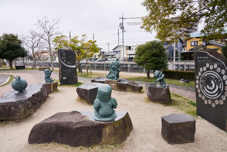 或坐或站的妖怪雕像成為旅人最愛的拍照打卡地。StellAH.提供