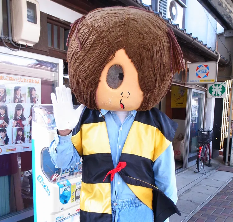 畫《鬼太郎》內的角色人物也會不定期的出現在水木茂大道上，與遠道而來的遊客合影留念。StellAH.攝