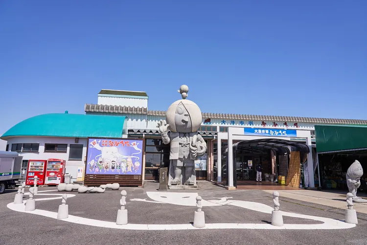 「大漁市場中浦」前有高達7.7公尺的鬼太郎石雕。StellAH.提供