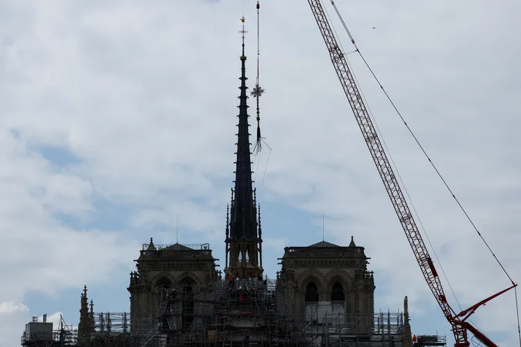 5月24日，在法國巴黎一台起重機升起重新安裝十字架。路透社
