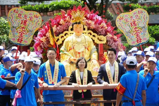 蔡英文、蔣萬安現身遶境！松山慈惠堂文化季盛大舉辦　鑽轎底、發放平安麵線