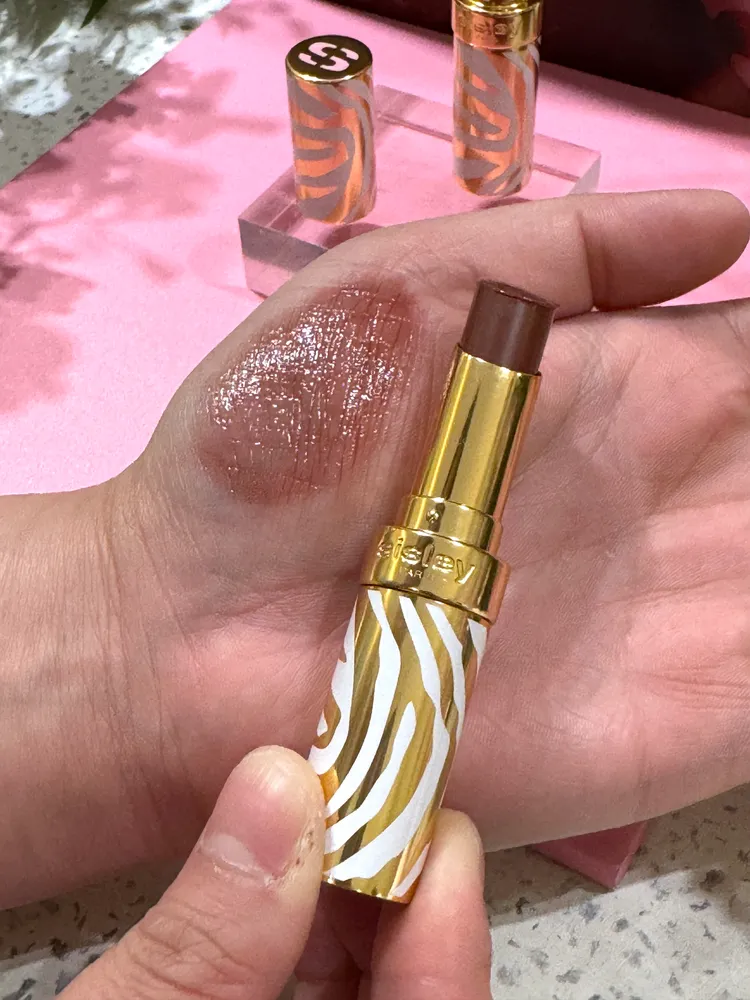 Sisley植物水光粉漾潤唇膏#3花漾菓莓。張家玲攝