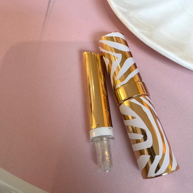 Sisley植物水光粉漾潤唇膏採可替換蕊芯的設計，補充蕊芯1450元。張家玲攝