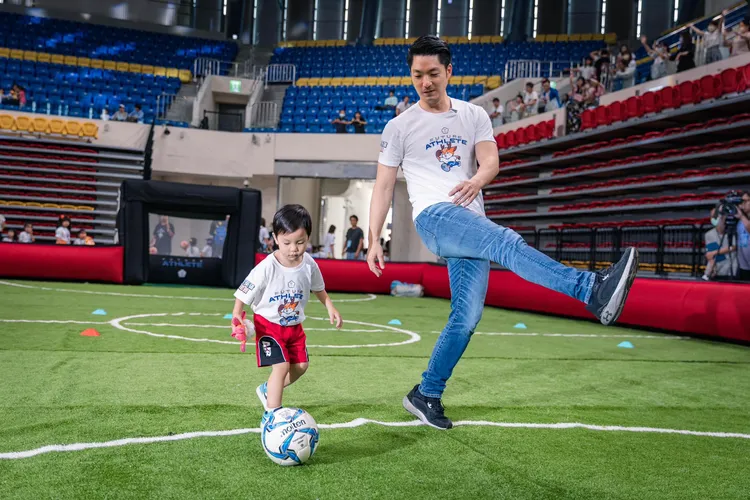 蔣萬安說二寶有點愛睏，一直到踢足球才出現了笑容。翻攝蔣萬安臉書