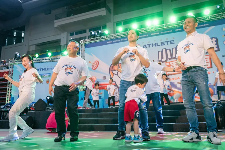 2歲的二寶一直緊黏在蔣萬安身邊，甚至上台也抱緊蔣萬安大腿。。翻攝蔣萬安臉書