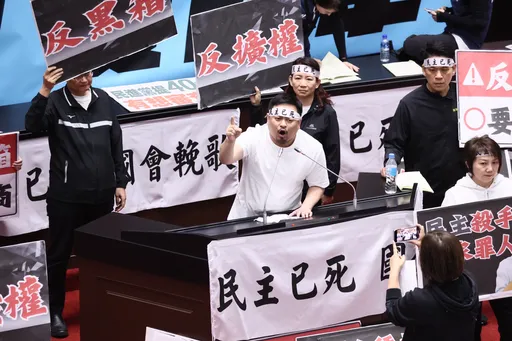 看不起人民？洪申翰提「立法院外群眾已8000人」　國民黨團大笑