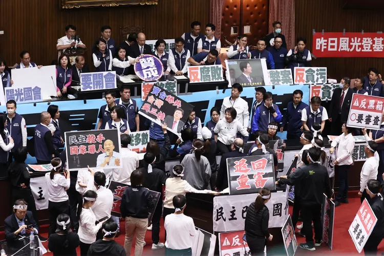 立法院會21日繼續審議藍白提出的國會改革法案。彭欣偉攝