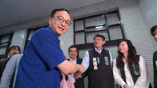 「這我們新北的！」朱立倫慰問夜守立委　握手黃國昌贈提神飲料