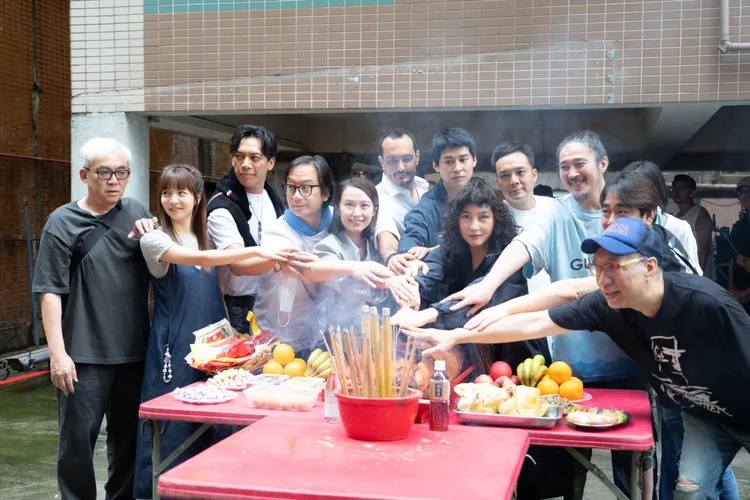 《拾荒法師》開鏡儀式，吳冰（左2起）、張文傑、導演彭發、湯怡、Iman、陳家樂、何超儀及劇組人員祈求拍攝順利。852Films提供