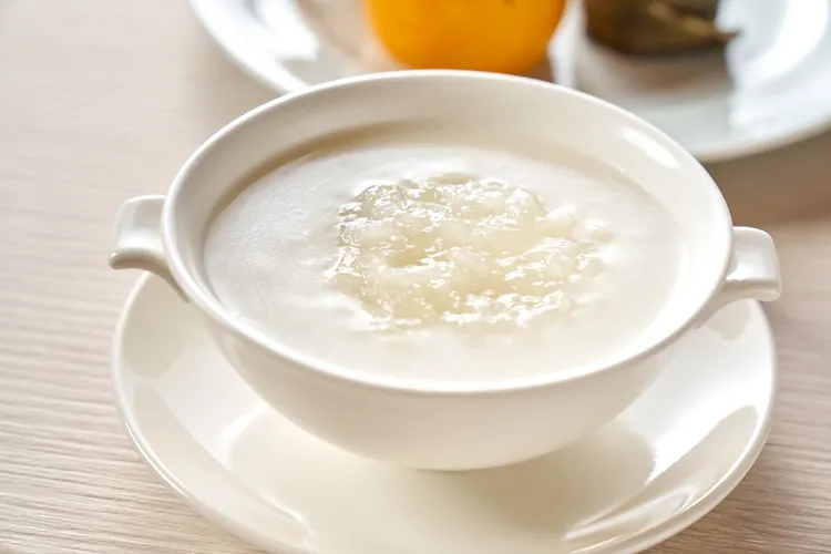 精心挑選的雪蛤與杏仁粉一同熬煮。業者提供