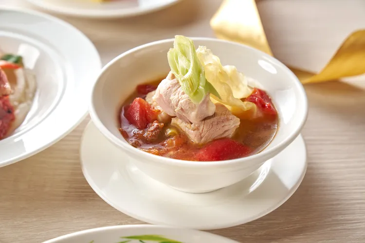 復刻自台式酒家菜的經典湯品 蓬萊邨花膠蕃茄排骨湯。業者提供