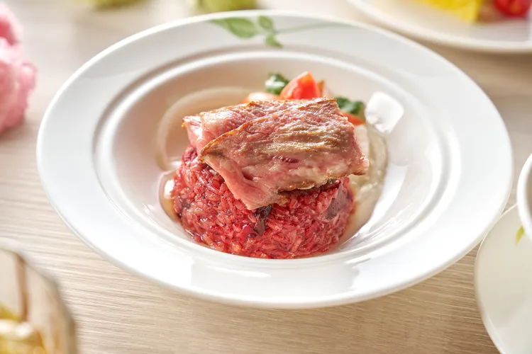 蓬萊邨手工菜「紅麴油飯」繁複工序只有在40週年吃的到。業者提供