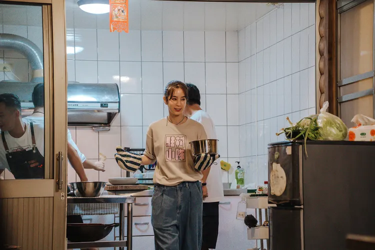 温貞菱經常被小動物與周邊的人事物吸引，而在任務中脫隊。LINE TV、客家電視台提供