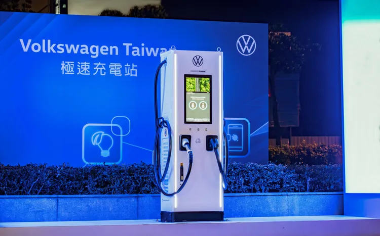 首座極速充電站於Volkswagen中壢璿豐展示中心正式啟用，供應360 kW超充功率，並且配備CCS1和CCS2雙槍規格。業者提供