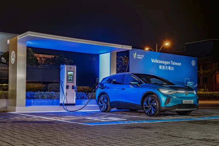 站體設有先進太陽能光電屋頂、主體建築側板照明採藍白光切換，搭配純白充電機座形成時尚與未來兼具的視覺感受。業者提供