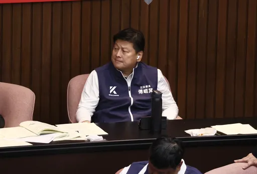 陳培瑜狠扒傅崐萁被關黑歷史！　本人卻戴上耳機不聽