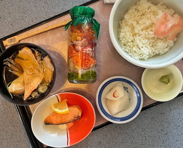 東北岩手縣繽紛視覺系美食「瓶丼」僅於指定店家限量販售。業者提供