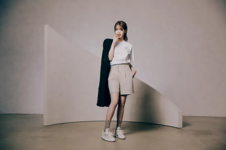 IU搭配Grey Days Pack中的灰杏色550鞋款。品牌提供