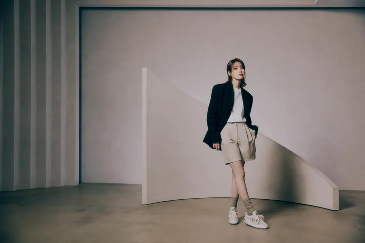 IU全身造型利用低飽和色調營造出知性氛圍。品牌提供