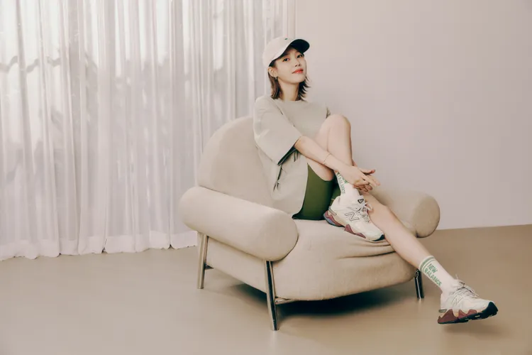 IU換上緊身單車褲化身運動系女孩。品牌提供