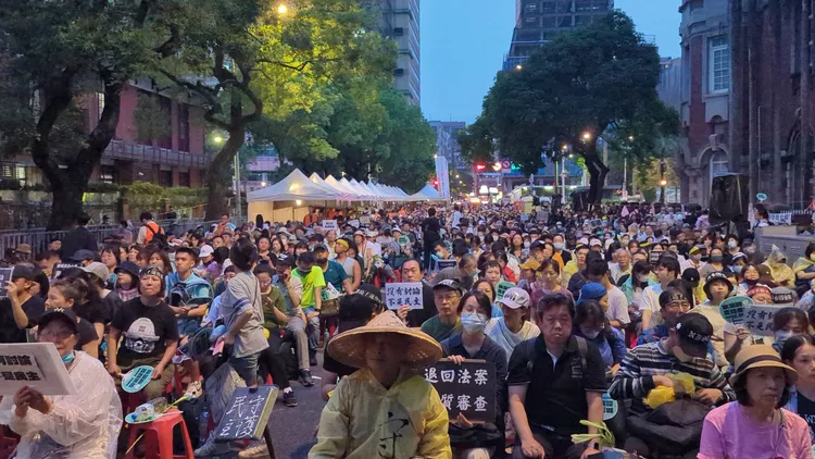 下午7時30分，立法院周邊幾乎塞爆。蘇柏銓攝