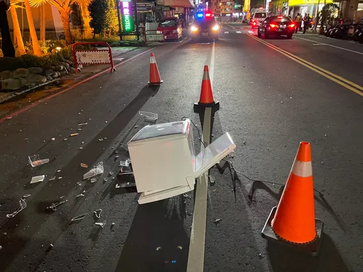 台中惡鄰難防!踹門、鑰匙孔灌膠 還從12樓丟冰箱險砸騎士遭強制送醫
