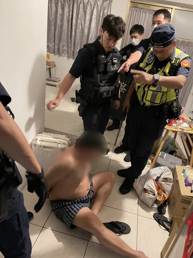 鍾姓男子被警方制伏。民眾提供