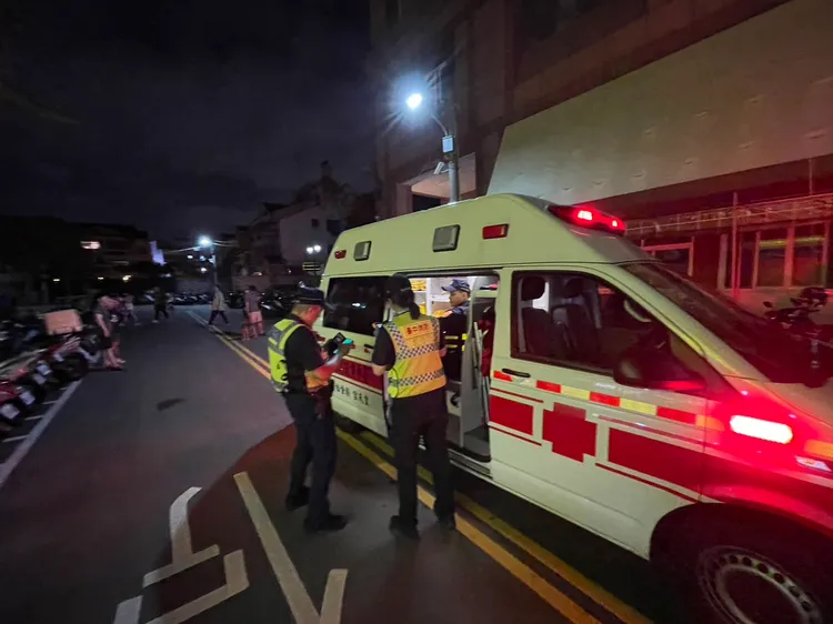 警方將鍾男強制就醫。民眾提供