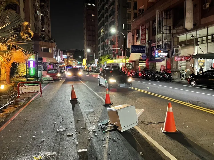 從12樓砸落的冰箱，所幸沒有傷及人車。民眾提供