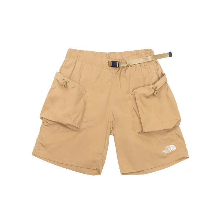 UE男款卡其色防風舒防潑水舒適透氣短褲，5380元。品牌提供
