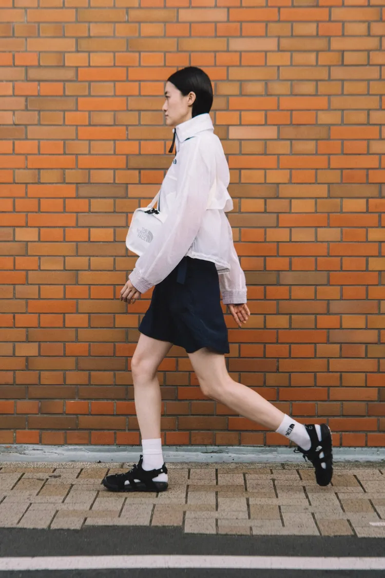 女裝同樣以工裝風、防曬系列為主。品牌提供