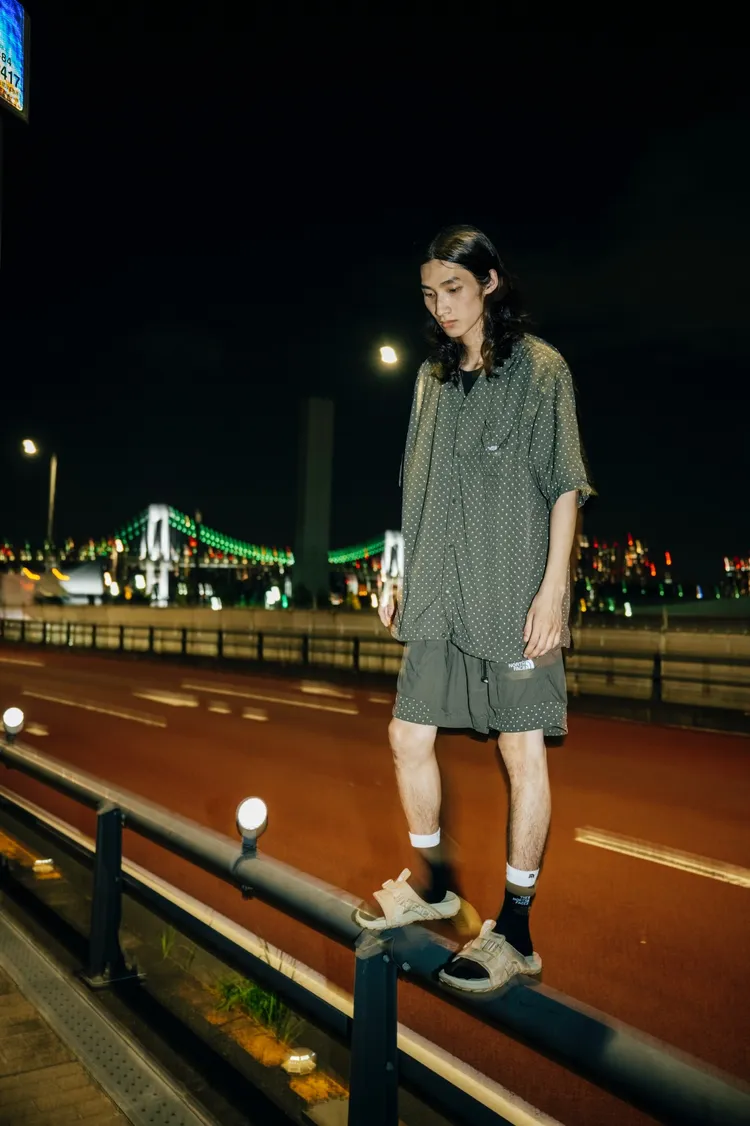 圓點印花與古巴領設計的組合相當有復古感。品牌提供