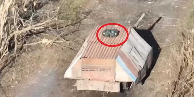 俄羅斯的「烏龜戰車」上方裝設無人機干擾器（紅圈），化解烏軍的無人機攻擊。翻攝X@army recognition