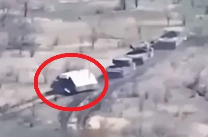 俄羅斯的「烏龜戰車」（紅圈）當先鋒，後方跟著數輛裝甲車。翻攝X@army recognition