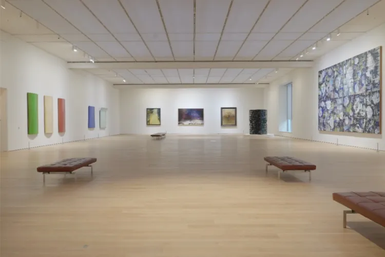 《富邦典藏展．觸動》5月4日開展，呈獻一系列華人現當代藝術經典，融合東方哲思與西方表現的形式，感受巨幅作品與挑高開放空間所激盪出飽含張力的對話與震撼人心的魅力。富邦美術館提供