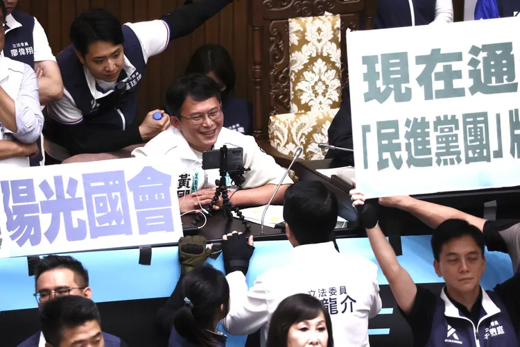 黃國昌在議場內，幾乎都在直播。資料照片，莊宗達攝