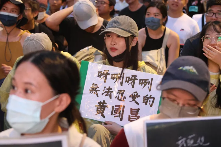 立法院外抗議民眾非常不滿黃國昌。彭欣偉攝