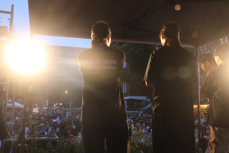 民團輪番上台演講。彭欣偉攝