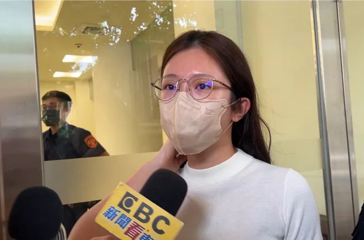 雞排妹戴粉色口罩，到北檢執行科繳9萬罰金。陳彩玲攝