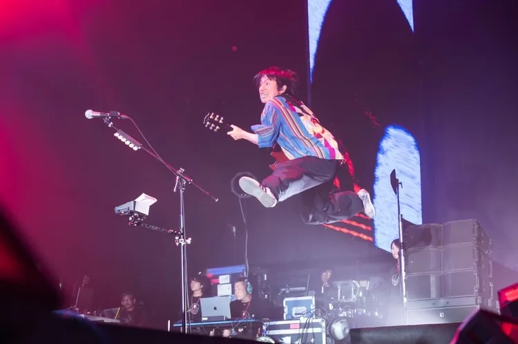 吉他手桑原彰嗨到跳起來。Photo credit: Takeshi Yao