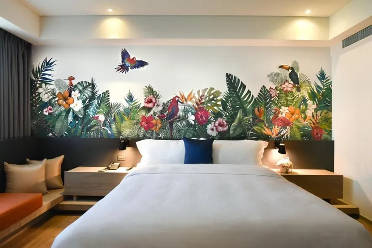 近年世界巨星巡迴演唱，流行音樂之都的南台灣高雄，憑聯合住宿券享入住高雄站前館豪華客房(如圖)，週日至週四享免費升等捷絲旅家庭房。業者提供