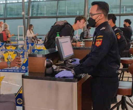 獨家｜出生地填「TAIWAN」遭峇里島移民官勒索100美元　台女痛斥：黑到不行