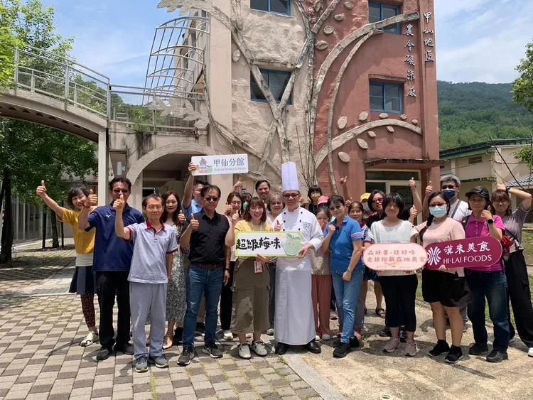 高市圖10周年館慶推出「走讀拾載在地之美」分別與甲仙、鹽埕圖書分館攜手合作。文化局提供