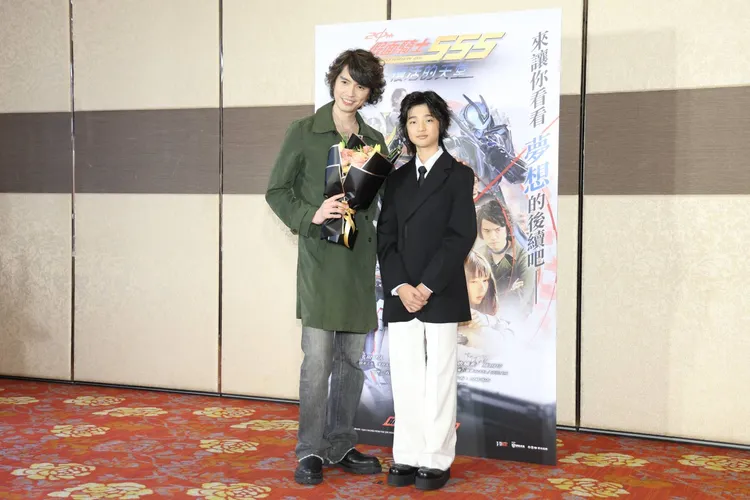 白潤音（左）是《假面騎士》的鐵粉，獻花給村上幸平。攝影中心攝