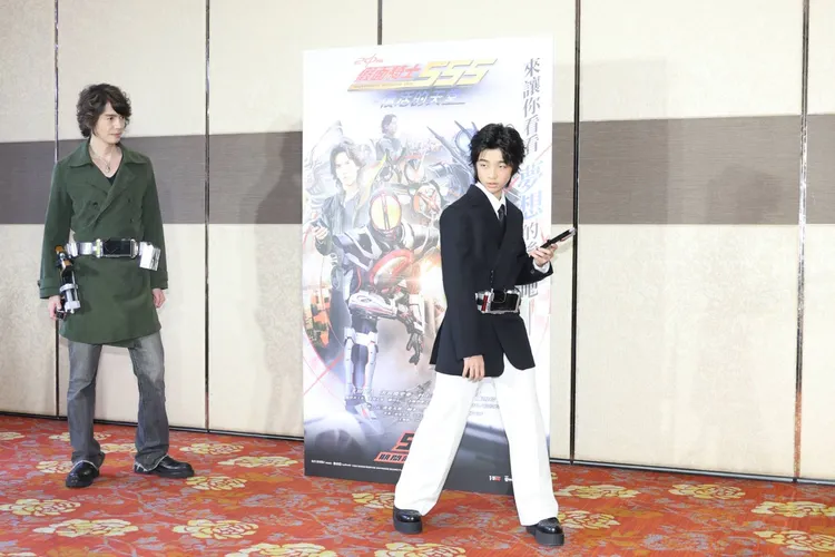 村上幸平（左）穿戴上從日本帶來的道具，與白潤音一起變身，但道具卡卡，2度NG。攝影中心攝